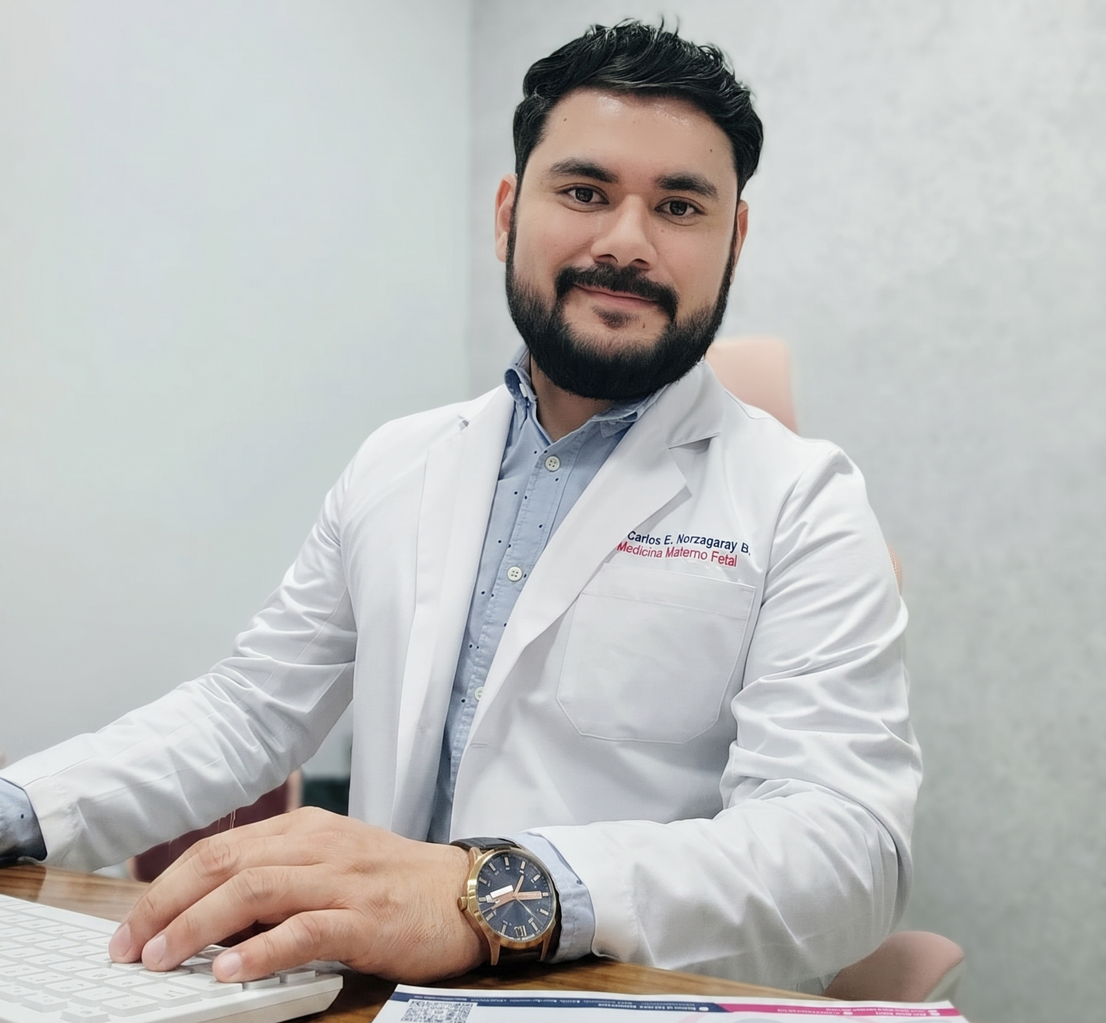 Dr. Carlos Norzagaray realizando un ultrasonido de Medicina Materno Fetal en Guadalajara.